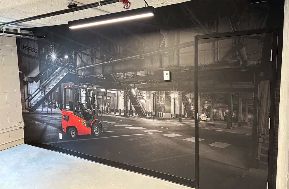 Murale d'un lift Heli recouvrant complètement un mur de bureau de J-SPEC atelier mécanique